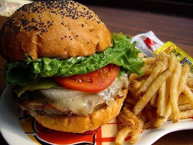 孩子|孩子睡觉前,家长别给他吃这3样食物,不止会影响身高,还有智力