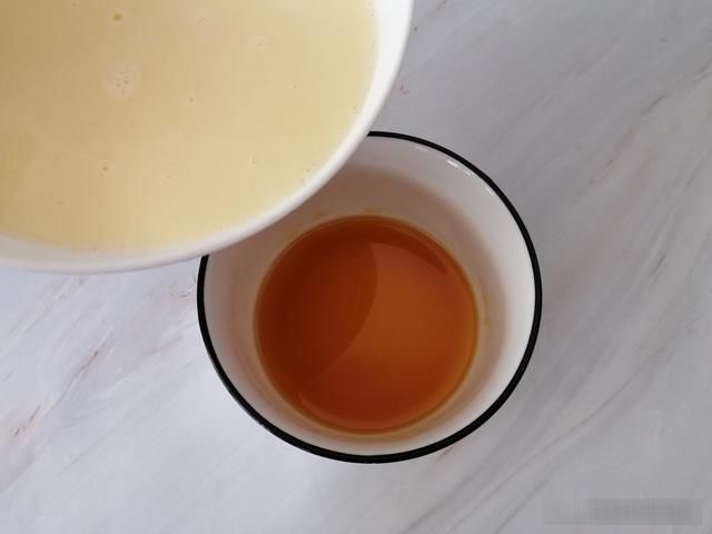 鸡蛋|牛奶别直接喝了,加2个鸡蛋,不用烤箱不用打蛋器,出锅抢着吃