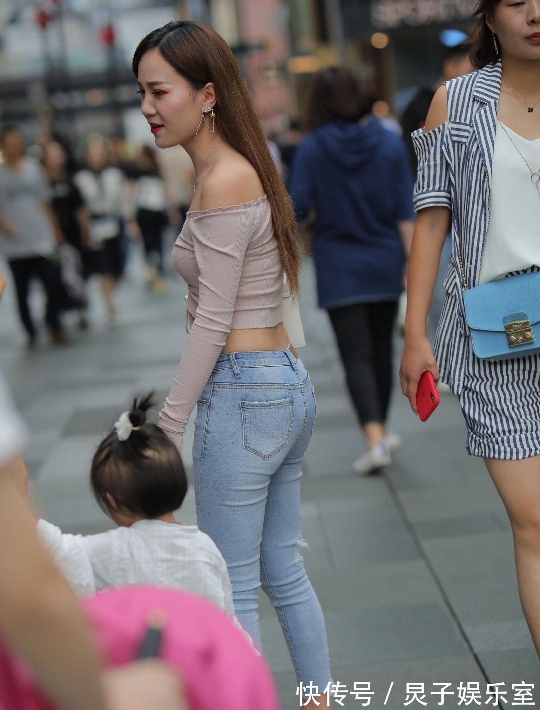 牛仔裤|身材太“扁平”可以学习这样穿，一字肩上衣搭配低腰牛仔裤