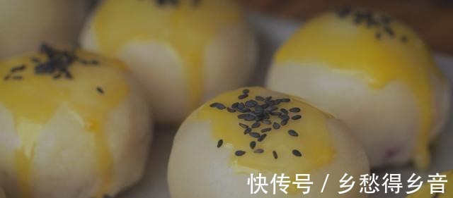 时刻|休闲时刻,李子柒蛋黄酥传递美好!