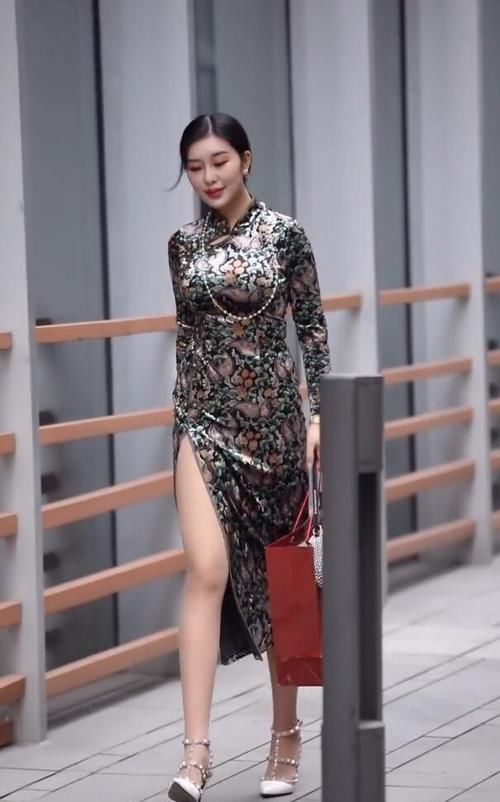 旗袍风格复古又优雅，骨子里散发高贵气息，绽放“御姐”的一面