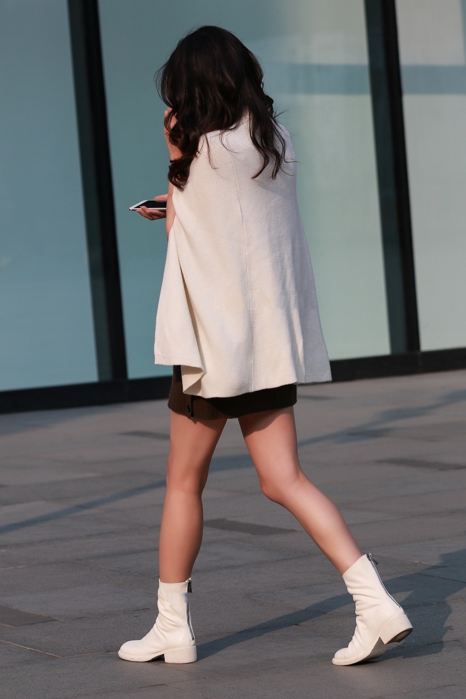淑女|美女街拍:小姐姐披肩连衣裙,搭配中筒靴子,淑女又优雅