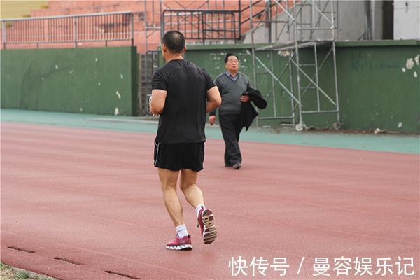 低血糖|42岁男子，坚持夜跑一年多，体重瘦下来了，却并不开心？