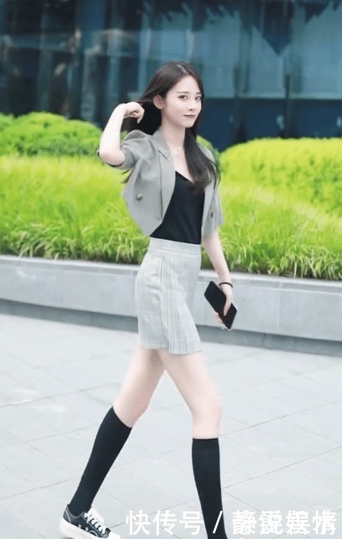 帆布鞋搭配黑色长袜,走着路都要劈个腿!