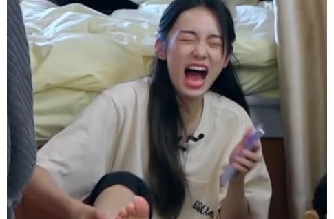 周也被烫出表情包,却给黄晓明烫水泡脚,怎么越来越像魏莱了?