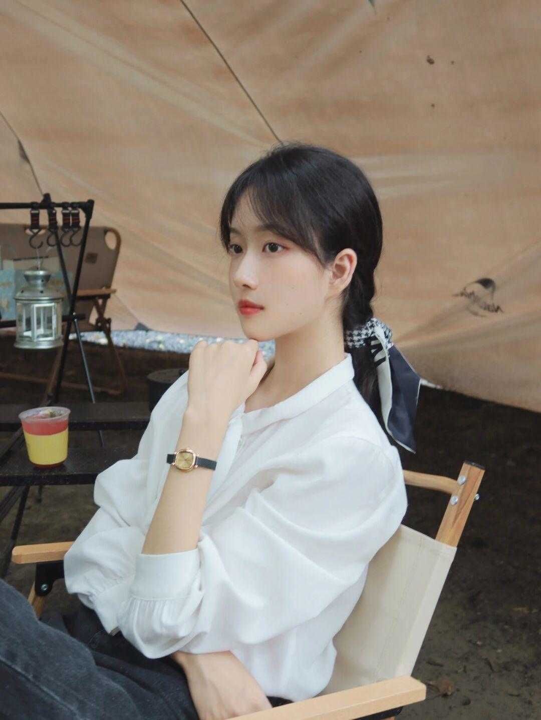 外套|秋季的简约穿搭指南，毛衣外套搭配吊带裙高级时髦，精致大气