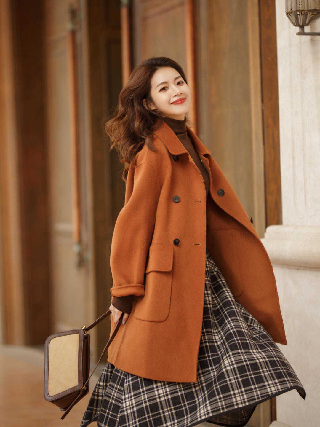 风衣|终于明白小个子的“穿搭精髓”，印花上衣搭配牛仔裤，显高显瘦