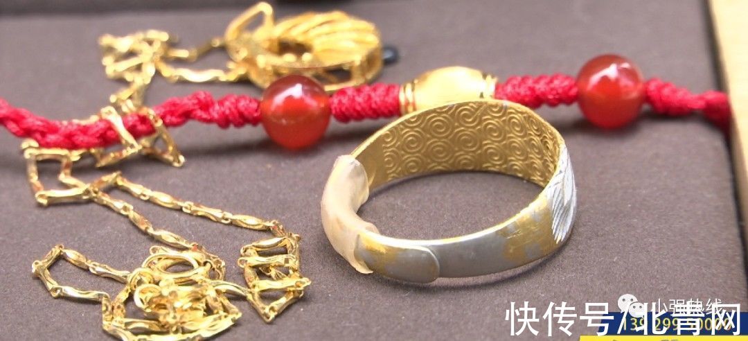 金戒指 女子在品牌首饰店买了一枚金戒指,仅戴一个月就“变色”了!商家:这是正常的