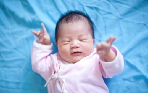 发育|孩子大脑发育有信号,若小婴儿出现这些特征,说明有当学霸的潜力