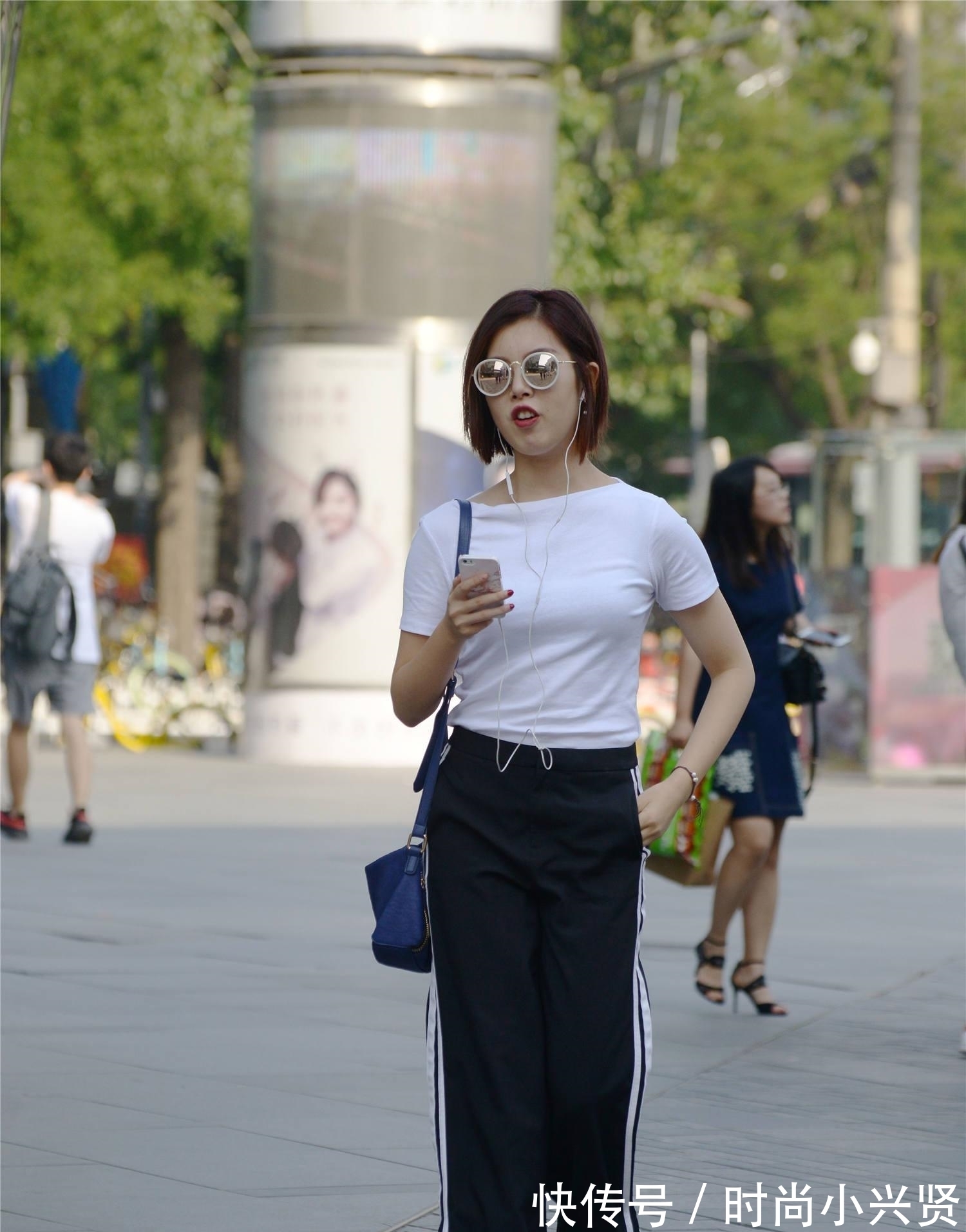 时尚美 运动裤搭配坡跟鞋,这样穿搭,你会不会觉得很惊艳