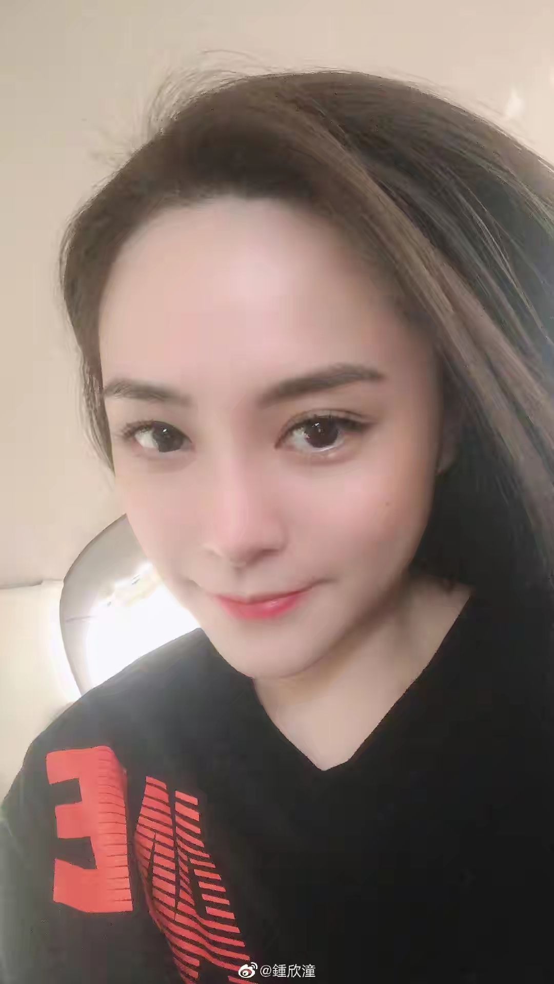 气质|阿娇穿白衬衫装嫩,现实中没了气质,但也不老不像40岁阿姨!