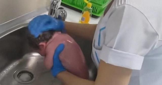 护士|护士给新生宝宝洗澡，手法跟洗菜一样随意，放水龙头下直接冲洗