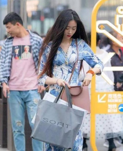 时尚 身材高挑的小姐姐,一条绿色的连衣裙,时尚魅力好身姿