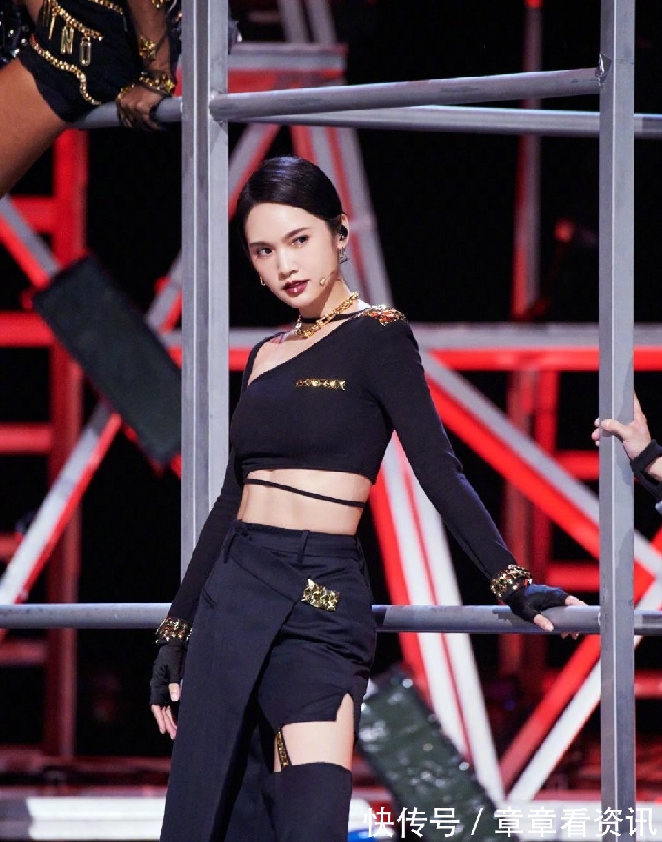 身材高挑|53岁那英挑战空中瑜伽,为决赛变小哭包张柏芝穿芭比粉秀长腿