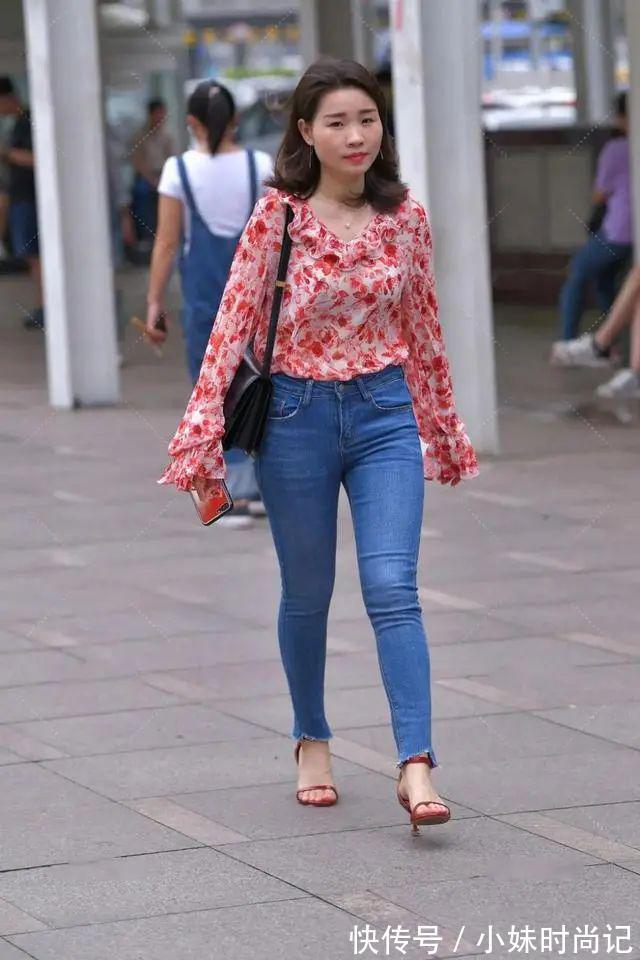 年代感|街拍:牛仔裤、花衬衣,浓厚的复古韵味儿,却显得十分出众