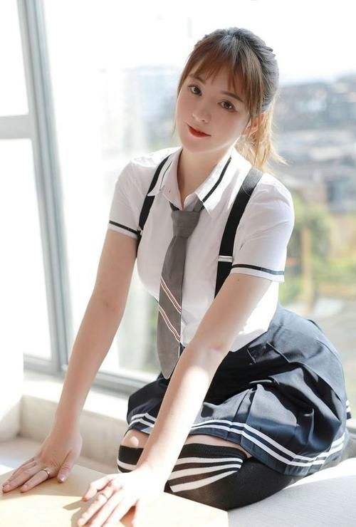 连衣裙 背带百褶裙搭配白衬衫，展现女性纤细的小蛮腰，是那么的优雅时尚