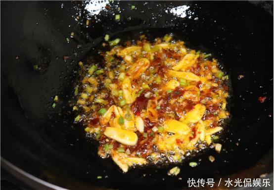 吸油|现在才知道,炒茄子不能先放油,学会一招,茄子不吸油不发黑