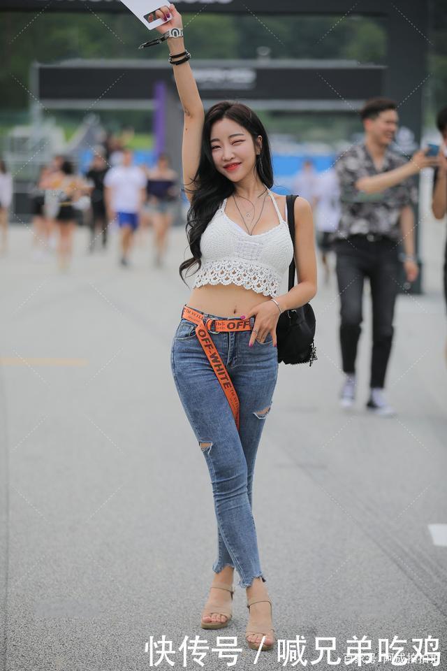 们可以选择|简单的牛仔裤也能穿出别致的时尚感,酷炫有气质