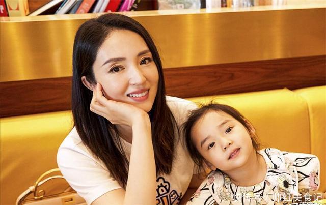 颜值|80后宝妈穿上初中女儿校服,惊艳了宝爸,网友:是心动啊