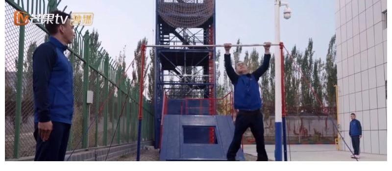张智霖陈小春做引体向上,网友:标准的“架势十足、实战不行”