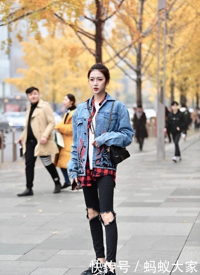 街拍:牛仔裤简洁大气,打造窈窕身材超有型