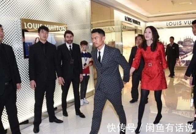 老婆|林丹带老婆现身，穿格纹西装帅气如男模，谢杏芳穿一身红裙好登对