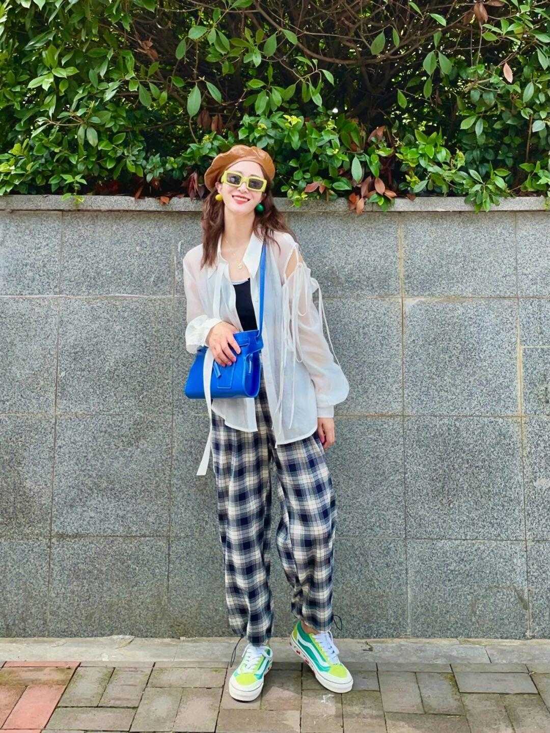 气质|穿衬衫的季节,怎么穿才能更干练又洋气?搭配格子长裤特别显气质