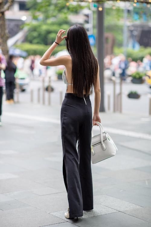 路人街拍穿得很清凉的黑长直美女,不怕别人扯带子吗