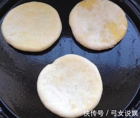 发面|电饼铛烙饼总发硬那是你用错方法，教你一招破解，饼香软有层次