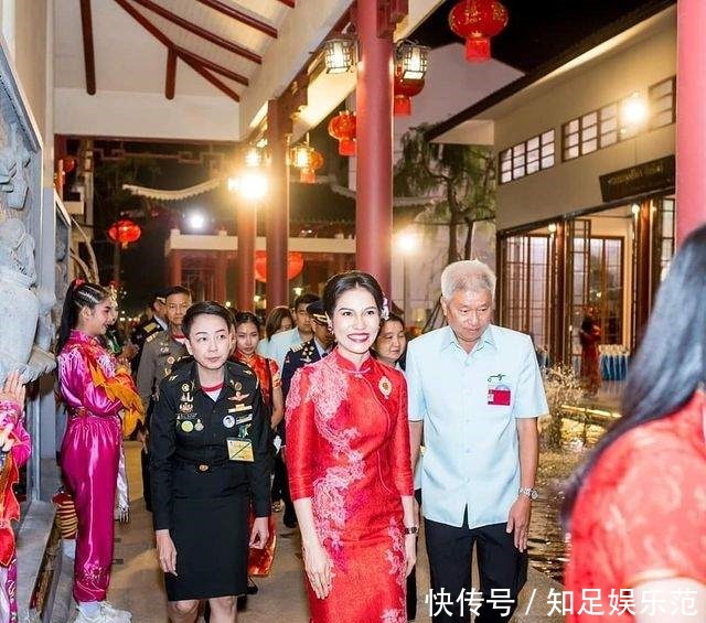 地上|诗妮娜亮相中泰文化展览!跪地上喂锦鲤一堆人伺候,穿旗袍美绝了