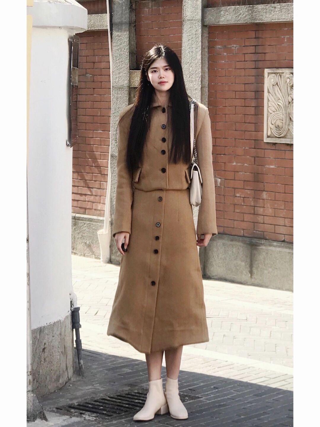 大衣|冬日氛围感穿搭指南,姜黄色大衣配白色阔腿裤,慵懒又随性!