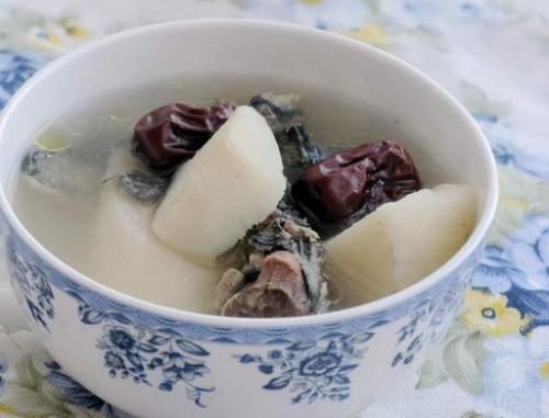 冬天煲鸡汤，多加“1红1白”，三天两头喝一次，滋补营养气色好