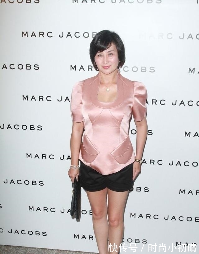 豆腐腿|何超琼换了清爽短发减龄至少20岁,穿粉色上衣配短裤,秀出豆腐腿