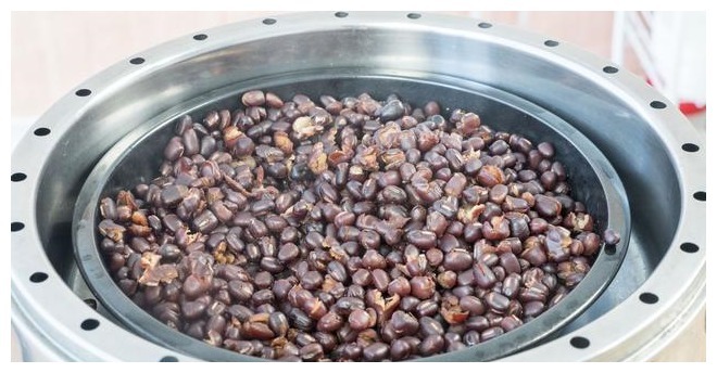 红豆饼不一样的做法,外面根本买不到,简单又好吃,4分钟就出锅