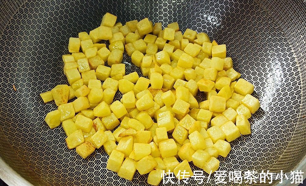 香辣过瘾的孜然土豆火腿肠,浓郁的烧烤风味,下饭又解馋特别过瘾