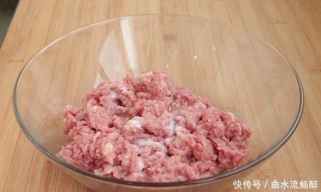 酥脆|炸肉丸有人放面粉,有人放淀粉,这才是正确做法,外酥里嫩超级香
