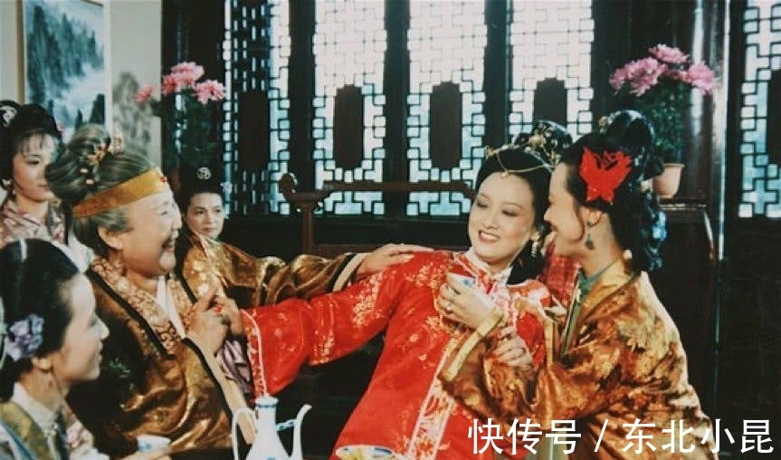 贾府！林黛玉来贾府，王熙凤说衣服都备下了，为何王夫人笑着点头不语？