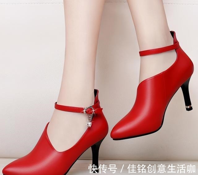 脚型 百搭一字扣带高跟鞋,尖头细跟完美修饰脚型,显瘦显高谁穿谁美丽!