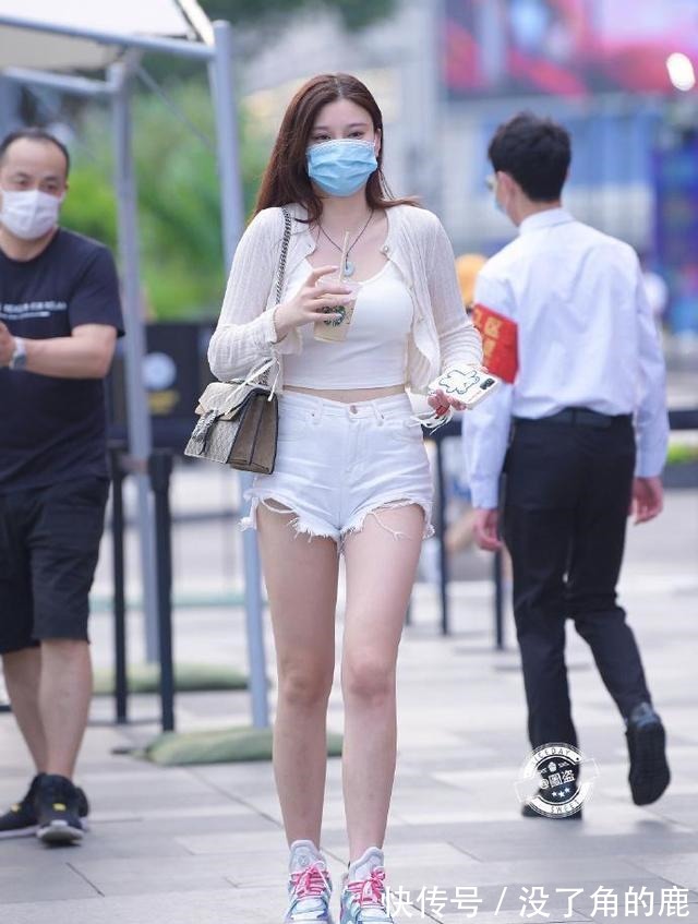 polo 瘦中有“肉”的打底裤美女，休闲靓丽合时宜，身材匀称！
