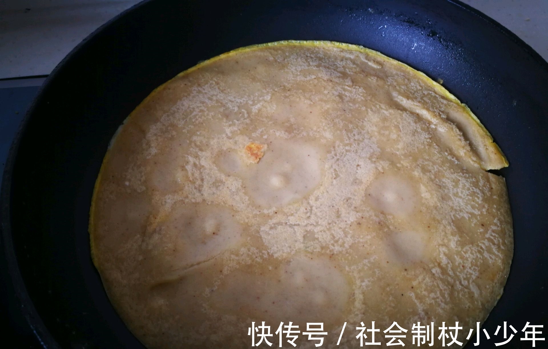 黑芝麻|早餐在家做鸡蛋煎饼,又薄又软,想吃什么加什么,方便快捷