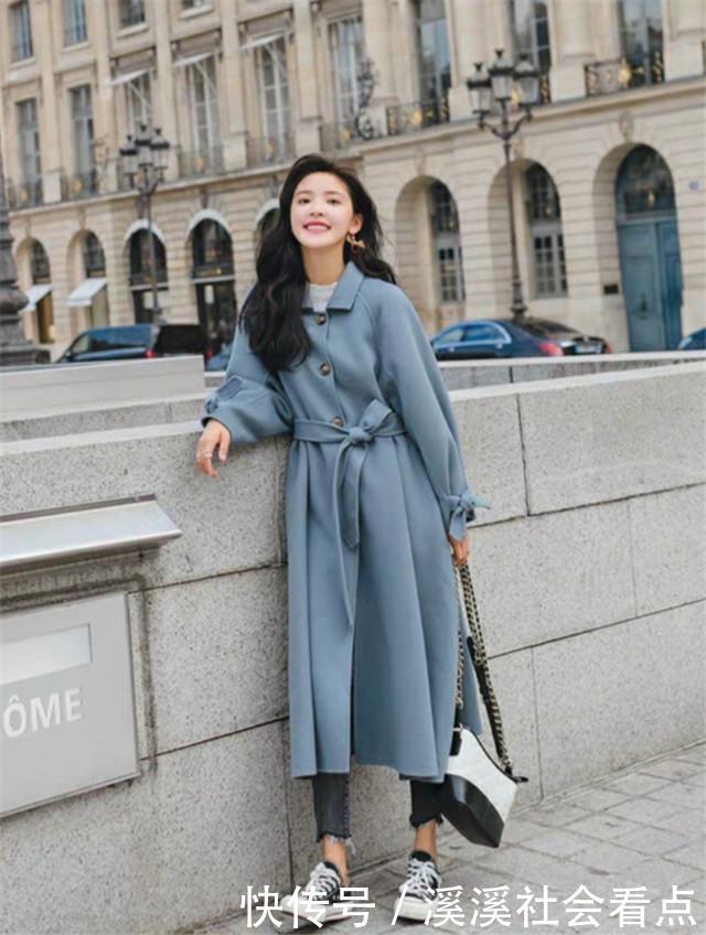 今年流行的“雾霾蓝”风衣,配上这5种“内搭”,洋气显瘦又高级