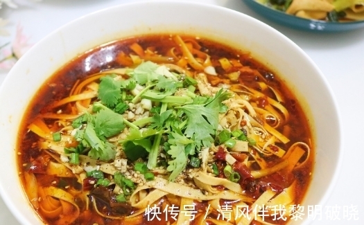 食材|水煮豆腐皮的详细做法，便宜食材也能做出不一样的美味，鲜香麻辣