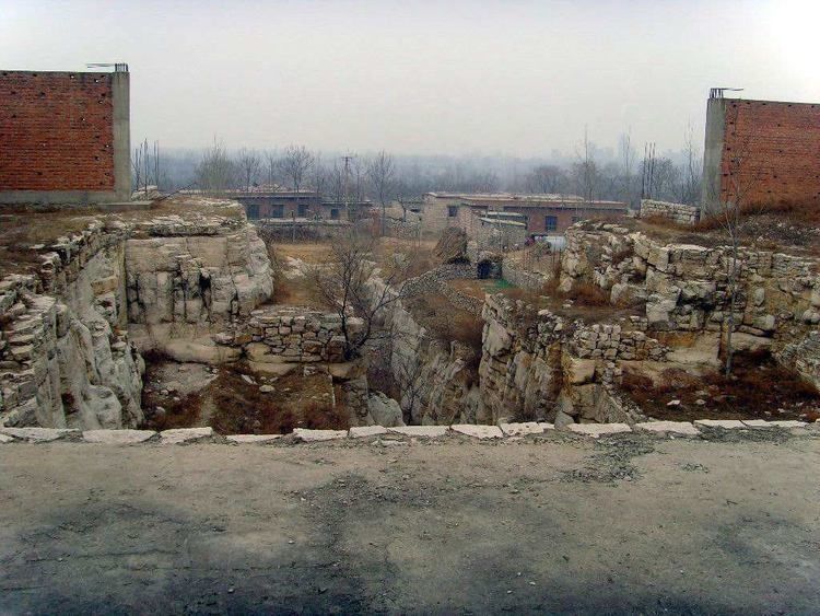 炸山|炸山发现神秘石坑,25年后挖出840平米大墓,出土1件逆天“面具”