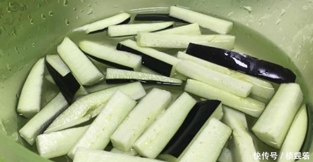茄子|炒“茄子”时到底焯不焯水,看大厨炒完,原来20年都做错了!