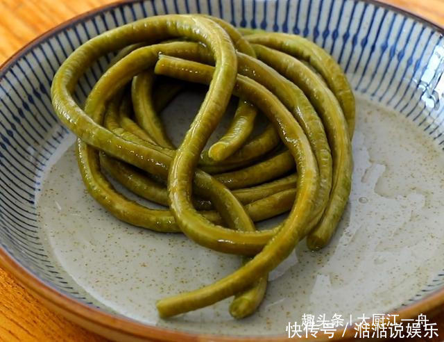 在家|想吃酸豆角不用买,80岁的奶奶教你在家做,简单一做,酸脆又开胃