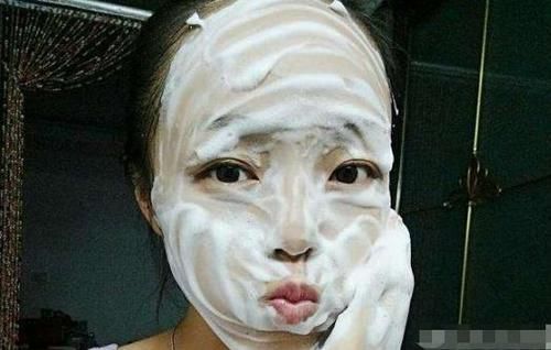 用水打湿脸,就用洗面奶?进入“洗脸雷区”,难怪毛孔粗大