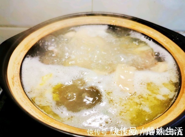 血水|炖鸡汤，别用冷水焯水，教你3个技巧，肉嫩滑汤鲜香，不腥也不柴