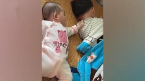 起床|萌娃叫哥哥起床,反被哥哥起床气一吼,吓到画面静止,笑翻网友!