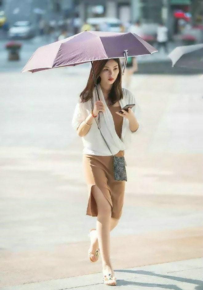 尽显|街拍小姐姐一身白色的服装搭配高腰的短裤,尽显时尚魅力