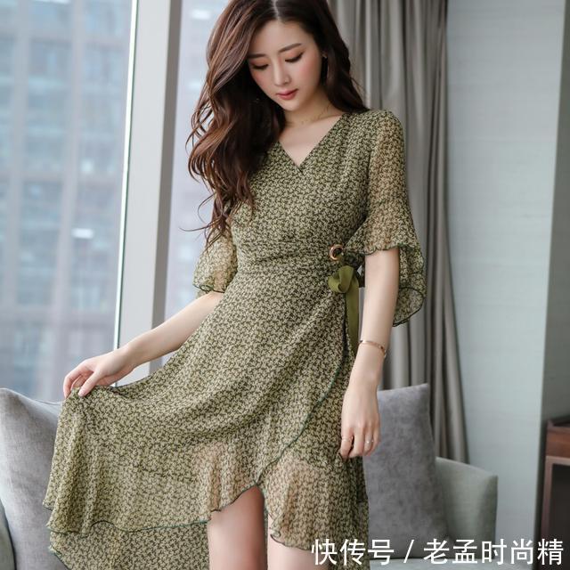 雪纺|简约的碎花连衣裙,让你无时无刻都走在时装秀的舞台上